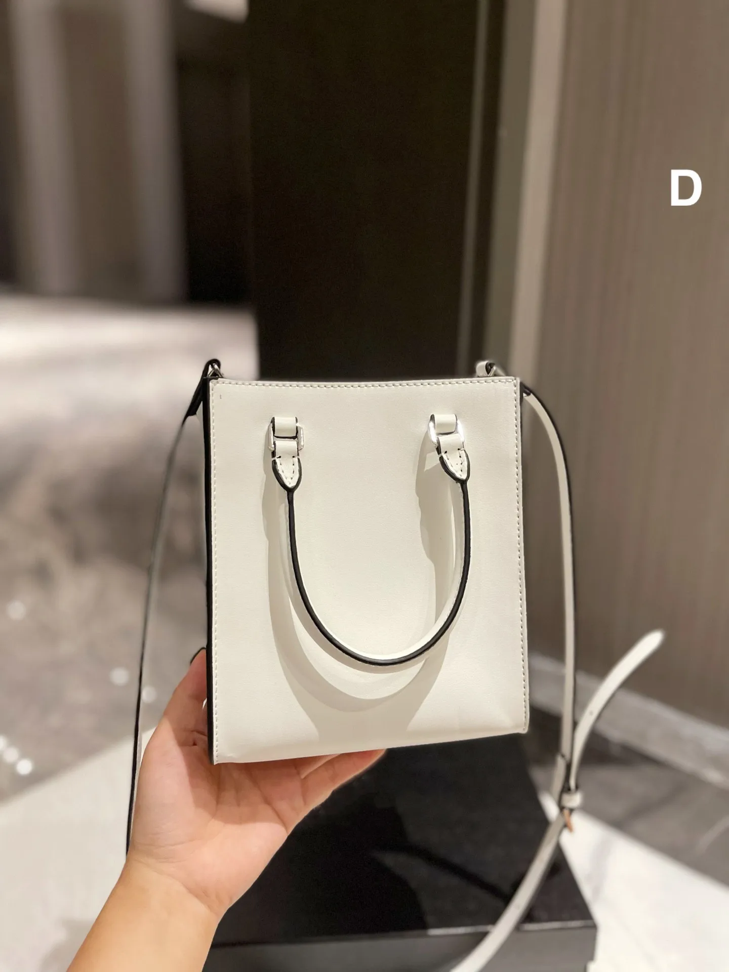 Korean handbag new fashion versatile One Shoulder Messenger small package mobile phone small square bag women's light