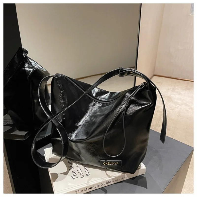 Купи Commuter Women Large Capacity Tote Handbag New Fashion Soft Leather Shoulder Messenger Bags Retro Solid Color Zipper Bucket Bag за 1,221 рублей в магазине AliExpress