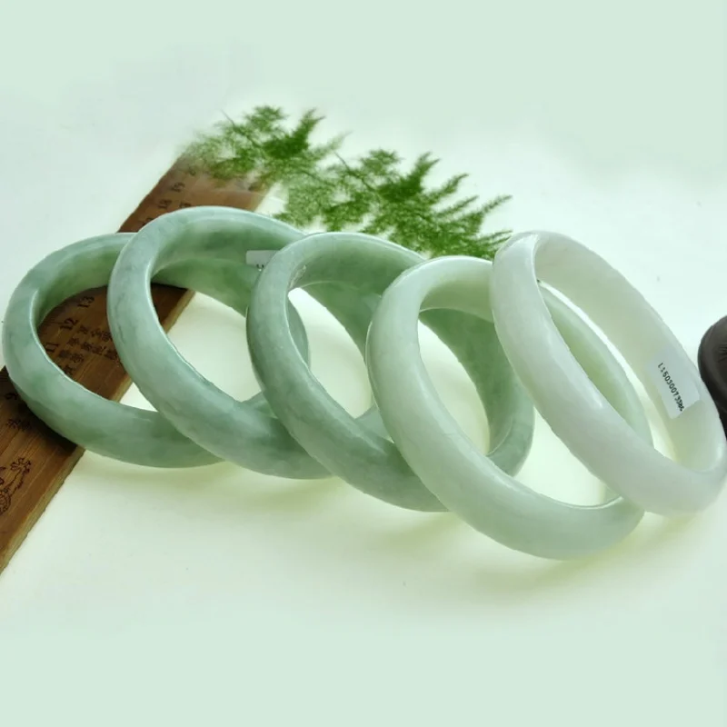 Браслет из нефрита с зелеными плавающими цветами