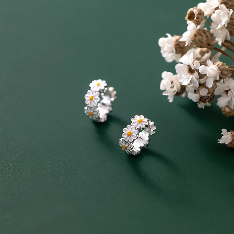 

Girls' Cute Romantic Daisy Flower Hoop Earrings Copper Epoxy Tiny Huggies Ear Accessories Female Lyrical Wedding Earring Jewelry