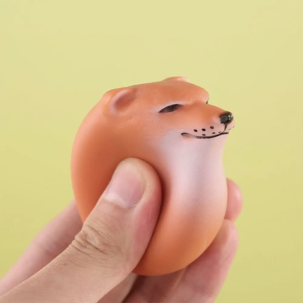 Реалистичное украшение в виде собаки и яйца