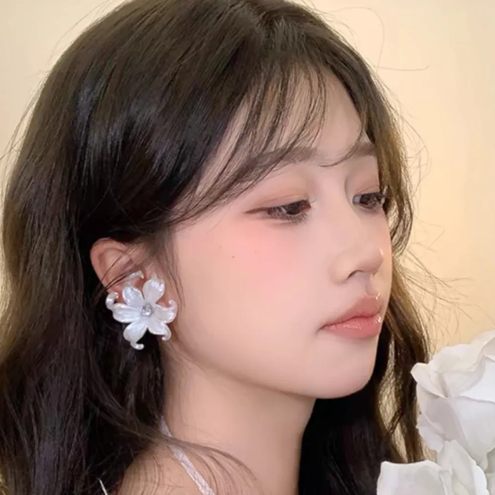 Женские серьги-гвоздики в виде цветов с белым радужным рисунком