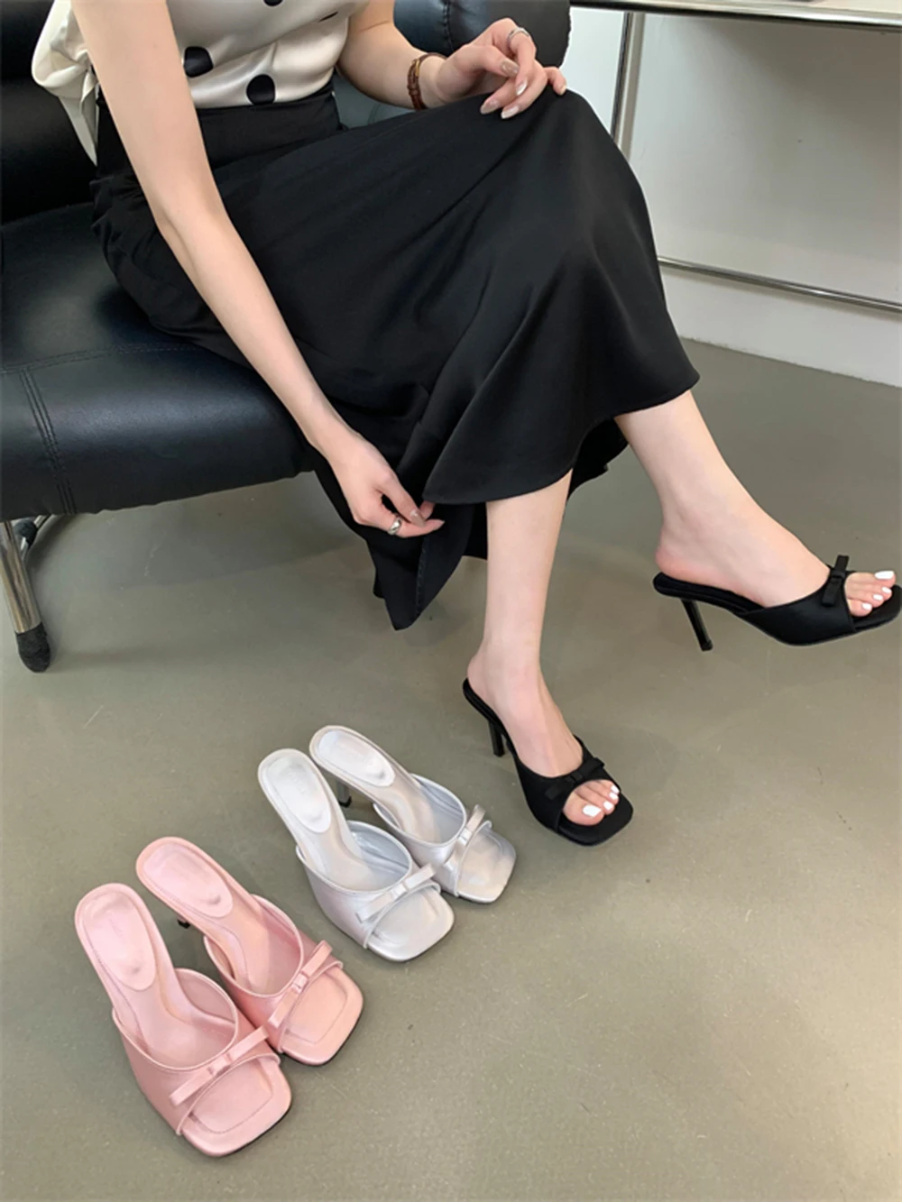 Шлепанцы женские без задника сланцы на тонком высоком каблуке застежки с бантом