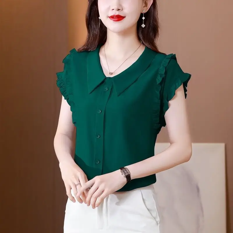 Женская офисная блузка на пуговицах однотонная приталенная с отложным