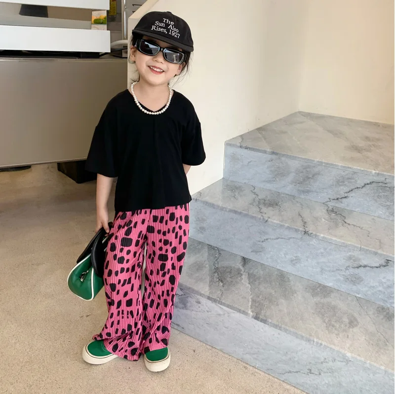 Комплект из футболки и брюк с леопардовым принтом V-образным вырезом |