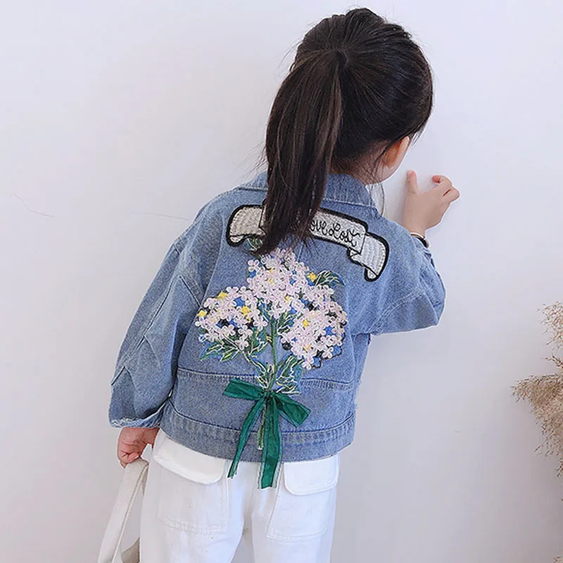 Детская джинсовая куртка для девочек однобортная с длинным рукавом и цветочной