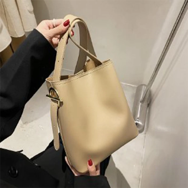 

Модная женская сумка через плечо, новинка 2022, уличная дизайнерская вместительная сумка через плечо из мягкой искусственной кожи, женские су...