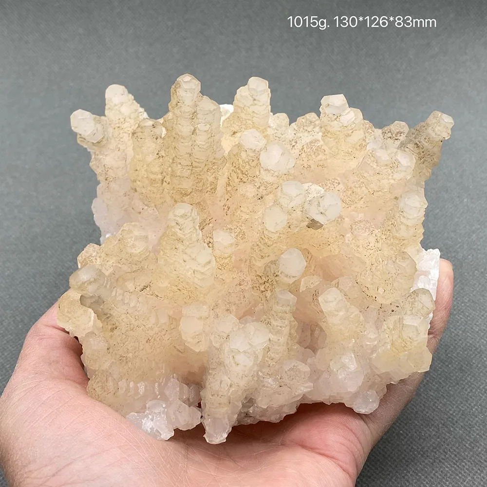 100% натуральный кальцит в форме башни (с флуоресценцией) черный образец