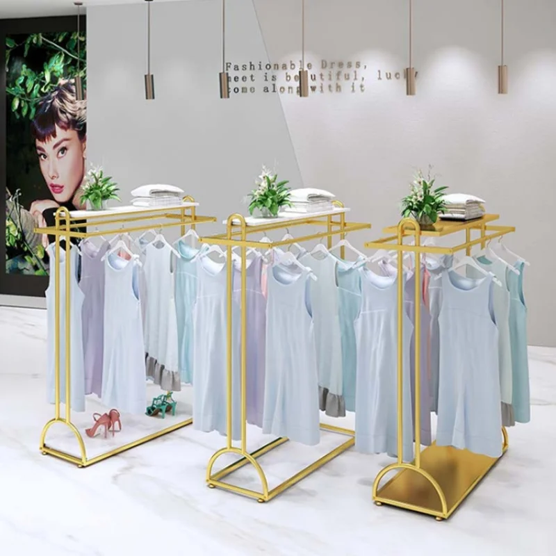 Под заказ деревянная витрина для магазина одежды