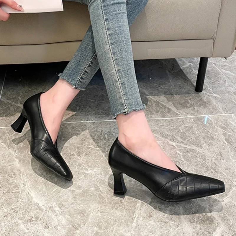 Женские туфли-лодочки с острым носком на высоком каблуке