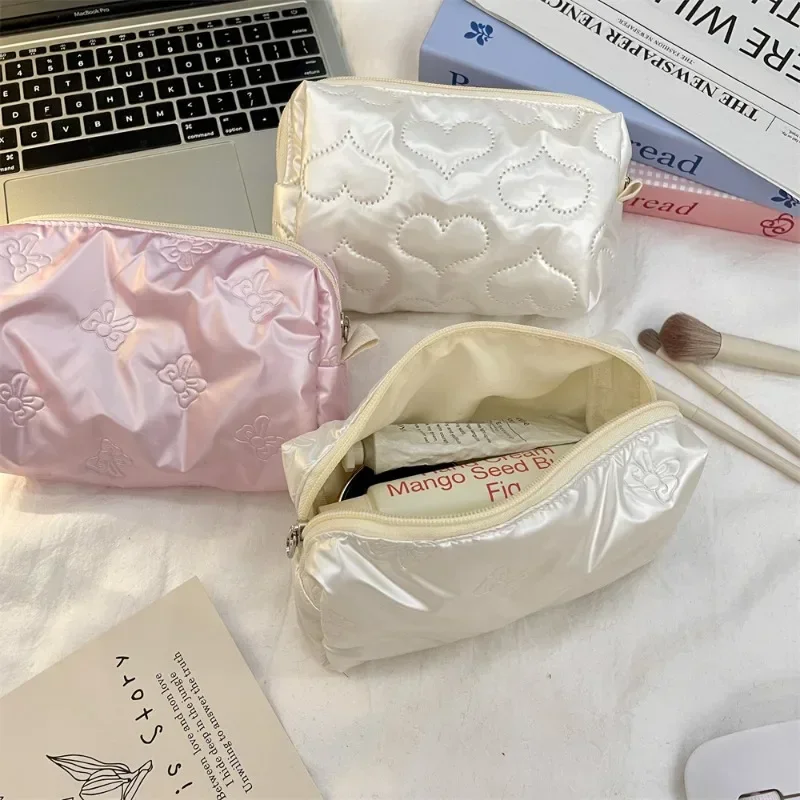 Фото Женская косметичка с узором Love Bow, милый пенал Waterpfroot, большая вместительная сумка для хранения мелочей, дорожная косметичка для стирки №3