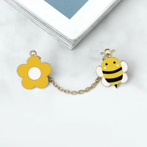 Эмалированная булавка с желтой пчелой и цветком, мультяшная милая насекомая, броши в виде нектара, ювелирные изделия на заказ, значок на лацкане для рюкзака, подарок для друга