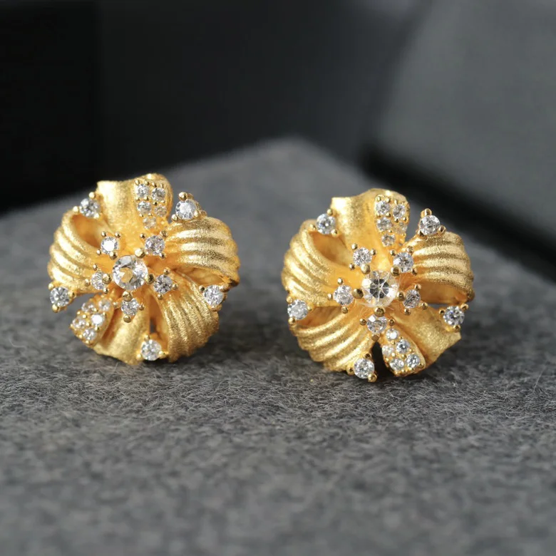 Серьги-гвоздики Ables Chic с шелковистым цветком однотонные серьги-гвоздики из