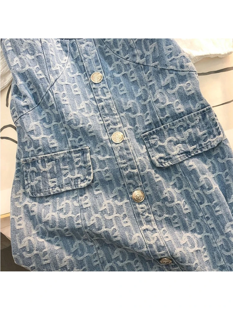 Женская голубая жаккардовая джинсовая юбка на подтяжках яркая белая футболка с