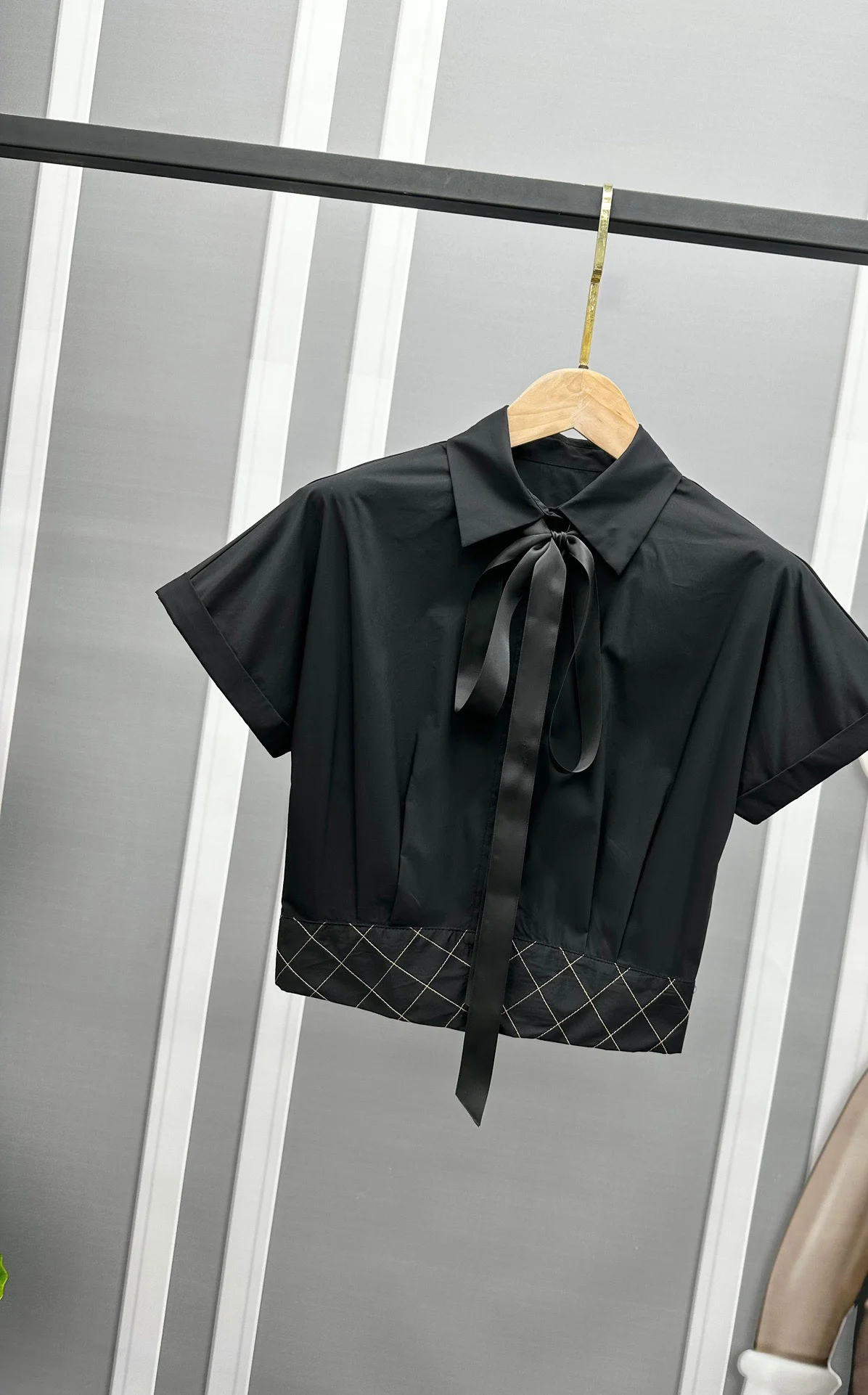 

The combination of sweet striped shirt and skirt looks simple and basic, and adds a neckline ribbon to it710