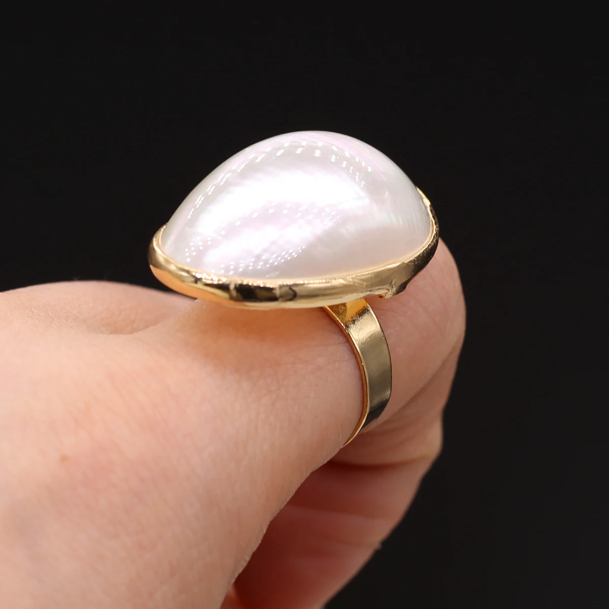 

Trendy Natural Shell Rings Oval Gold plated Shell Polished Finger Ring Jewelry for Women Lover Reiki Heal Gifts