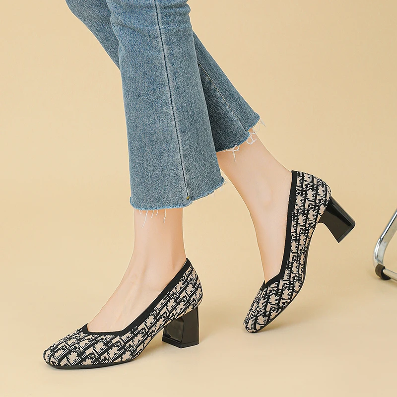 Женские туфли на одинарной платформе с квадратным носком и неглубоким толстом