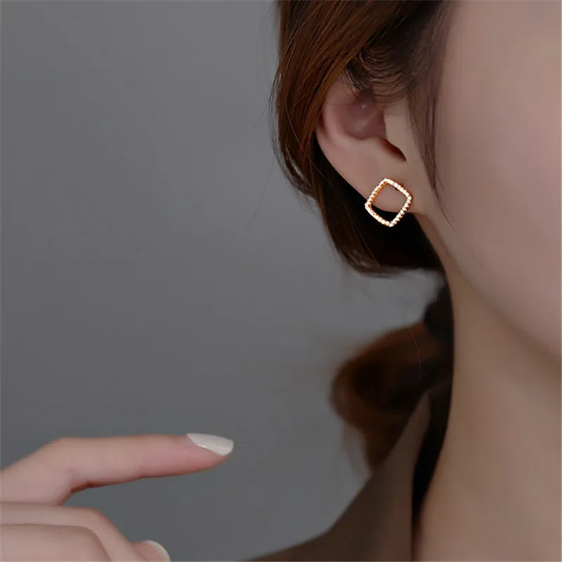 

Женские серьги-гвоздики из серебра 925 пробы с цирконом