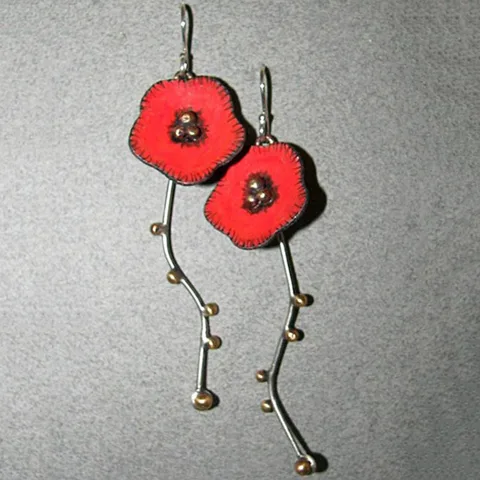 Серебряные серьги-капельки NovoPublic с красным цветочком