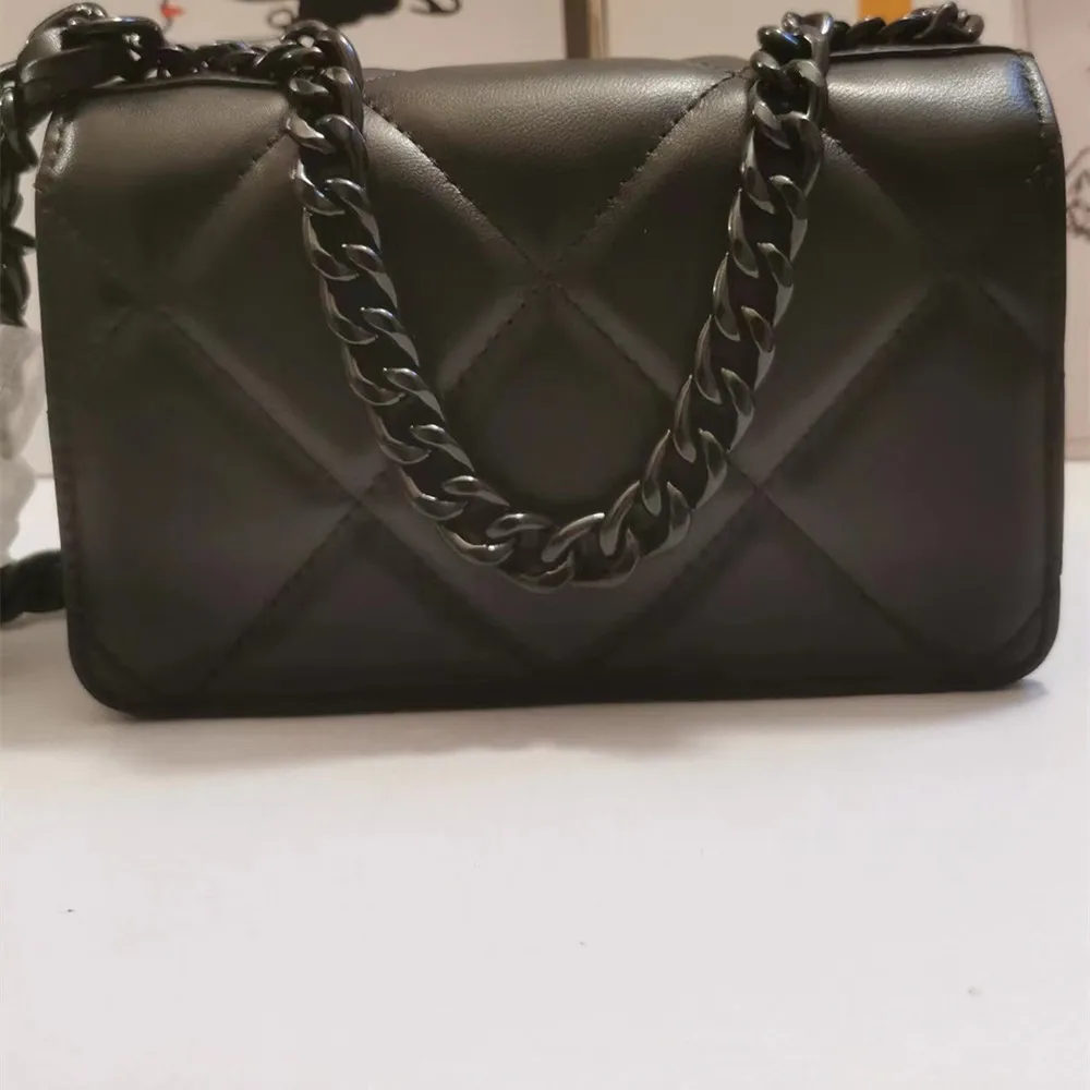 

Light luxury women's bag 2022 hot new product color matching hardware color latest messenger bag temperament lambskin material r
