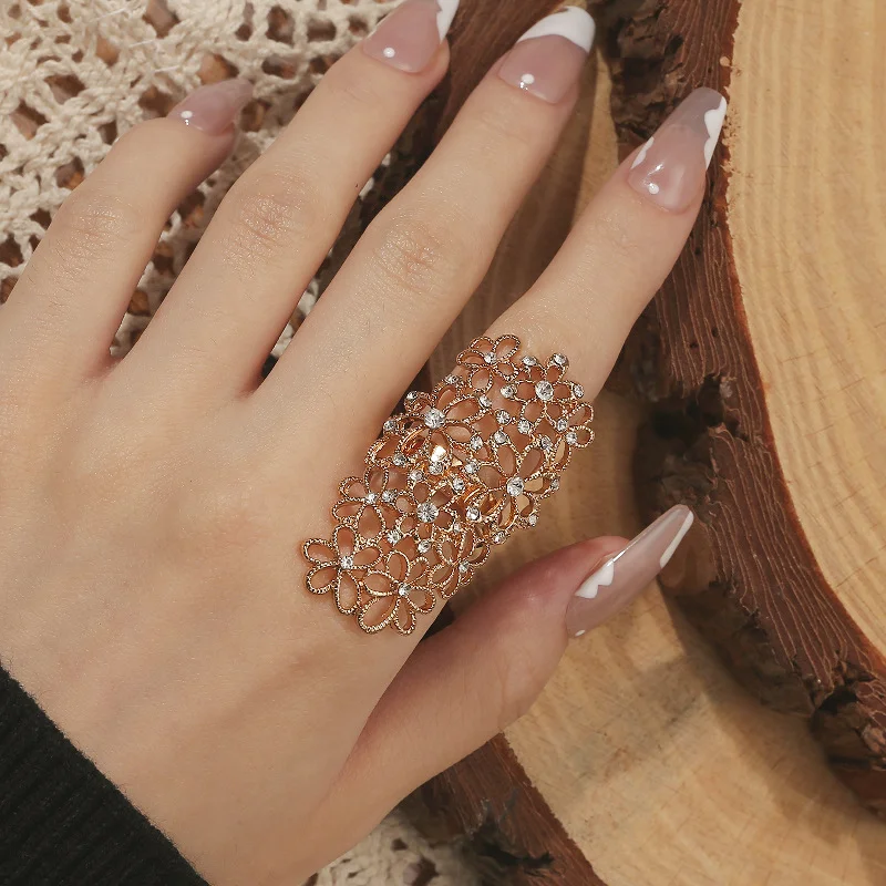 

2023 New Fashion Trend Retro Personality Elegant and Advanced Sense Light Luxury Diamond Cut Out Flower Ring Women's Ornament