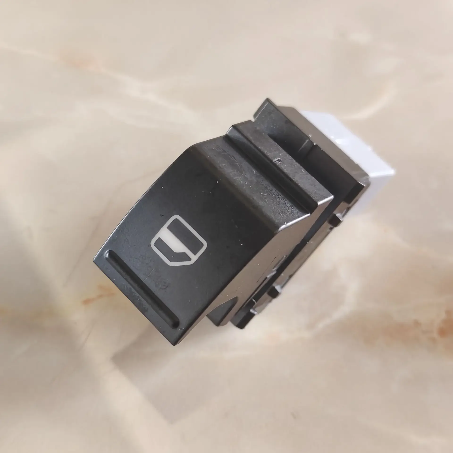 Фото Кнопка переключателя стеклоподъемника для ALHAMBRA, ALTEA XL, IBIZA V, LEON, TOLEDO, VW Polo 6R, Tiguan, Jetta, Golf 7L6959855B №4