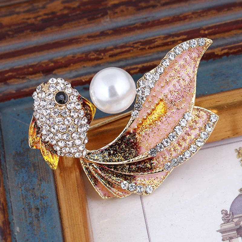 Симпатичная Женская модная эмалированная брошь с искусственным жемчугом в форме рыбы, животного, эмалированная брошь для банкета, подарок для мамы
