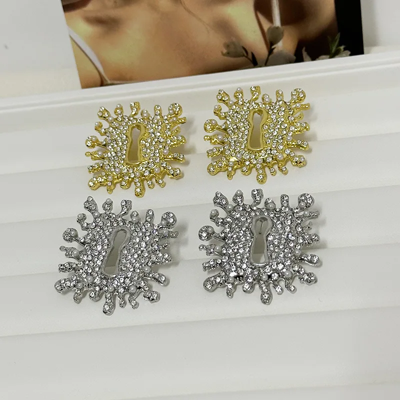 Серьги-гвоздики Portgas с кристаллами и жемчугом