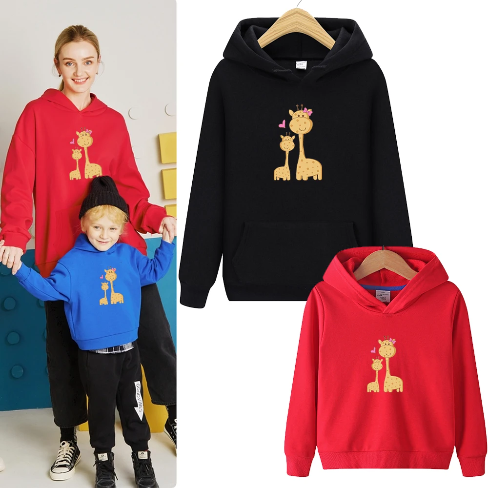 Флисовая толстовка с капюшоном для мамы и сына принтом жирафа |