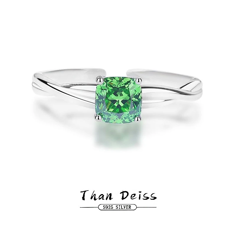 Кольцо женское из серебра пробы с изумрудом