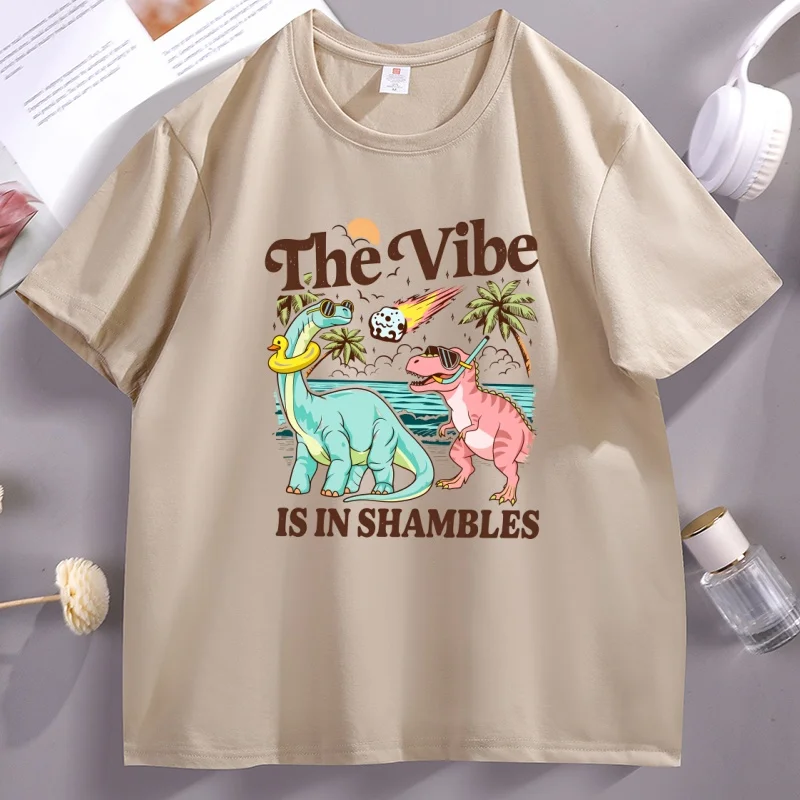 Фото Футболка The Vibe Is in Shambles с забавным принтом динозавра, милая футболка с изображением динозавра, повседневная футболка с круглым вырезом и принтом, одежда №1