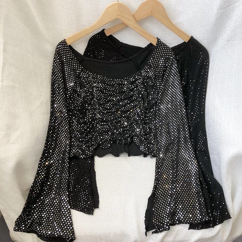 Женский короткий пуловер с открытыми плечами длинным рукавом и блестками