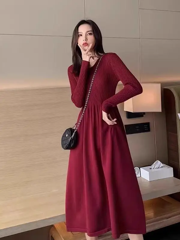 Изящное трикотажное платье с v-образным вырезом во французском стиле. Женский