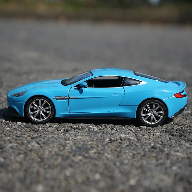 WELLY 1:24 Aston Martin VANQUISH V12 модель автомобиля Supercar из сплава Литые и игрушечные