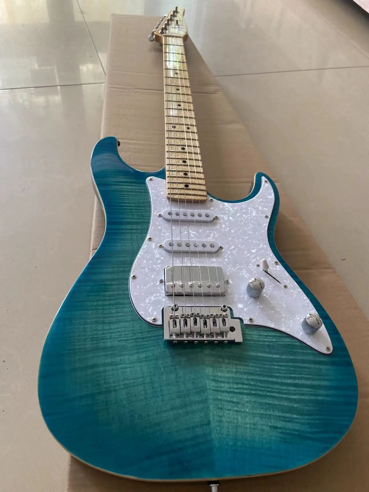 

Factory custom 6 string electric guitar, flame maple veneer, blue gradient, small double rocker bridge, single double pickup, fr