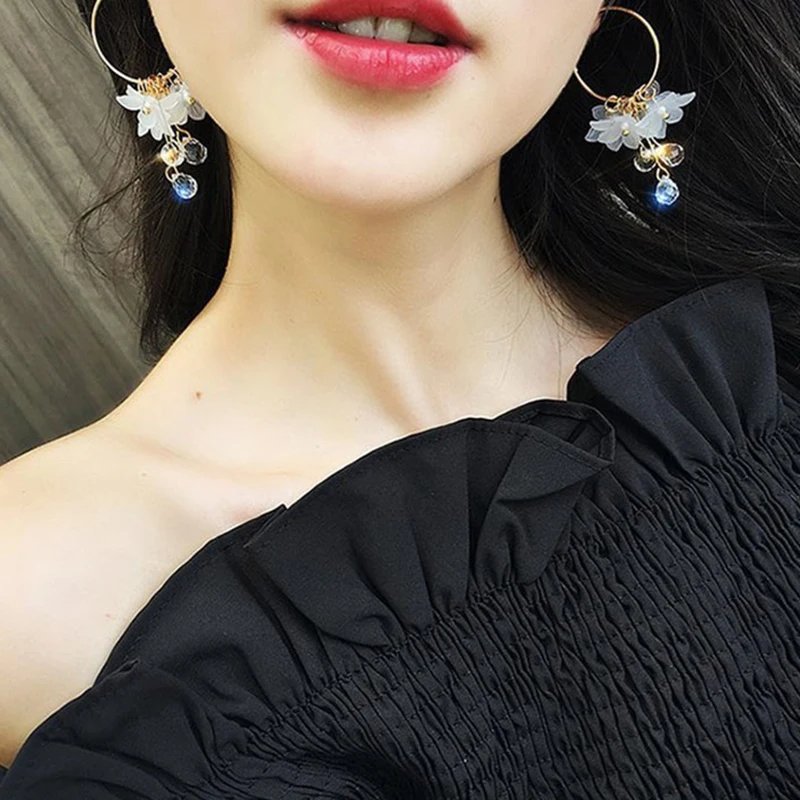 

A pair of crystal pendant petal earrings Korean personality fairy flower circle earrings tassel crystal pendant earrings