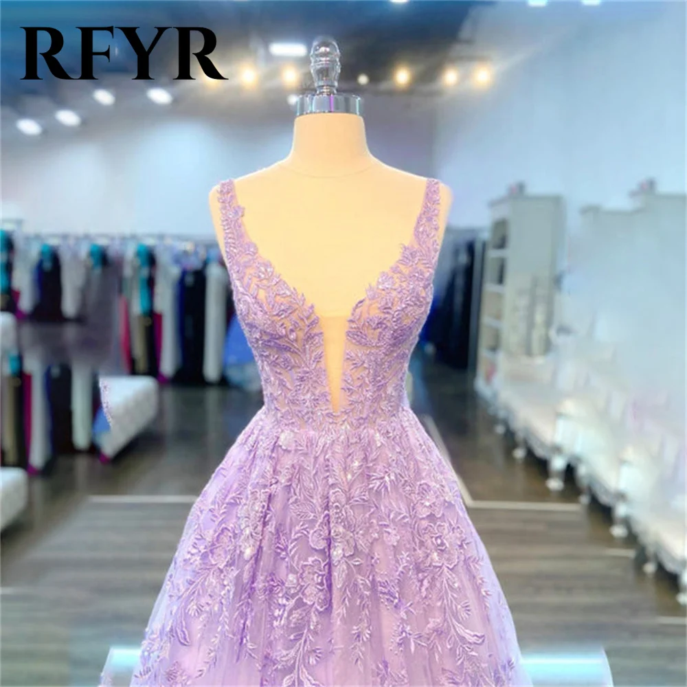 Элегантное кружевное платье-трапеция с V-образным вырезом