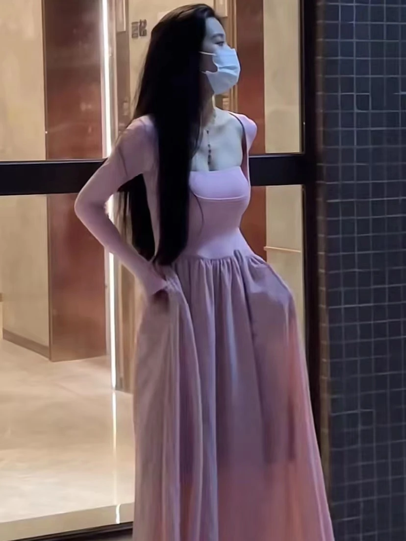 Платье с длинным рукавом и квадратным воротником облегающее