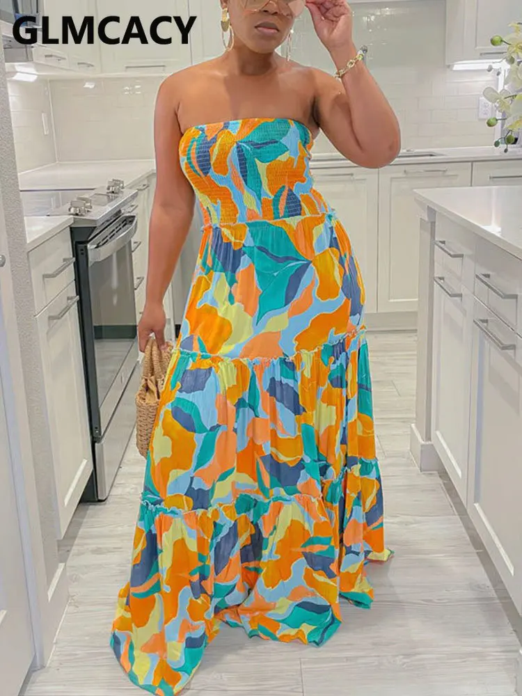 

Женское платье-футляр с тропическим принтом и оборками