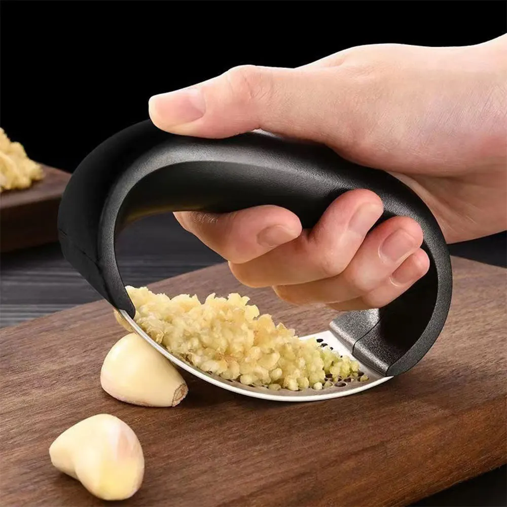 

1pc Multi-function Garlic Ginger Press Hand Held Grinding Slicer Stainless Steel Vegetable Tool O-shaped Kitchen Rolling Crusher