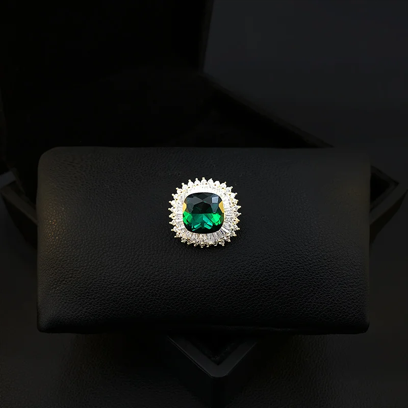 

High-End Anti-Exposure Buckle Green Brooch Luxury Men Women Suit Neckline Collar Pin Exquisite Jewelry Clothing Ornament Gifts