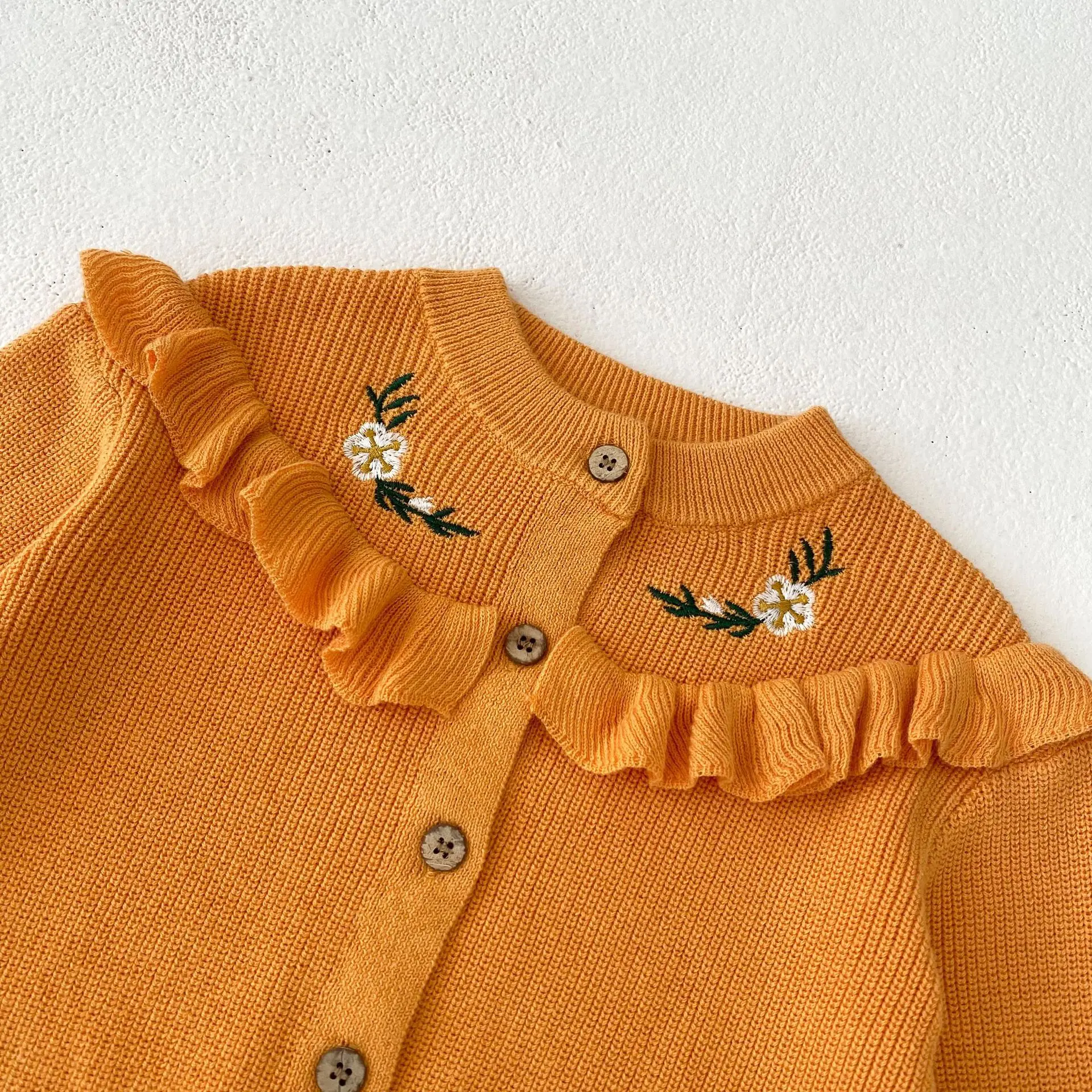 Детский трикотажный свитер с длинным рукавом и вышивкой