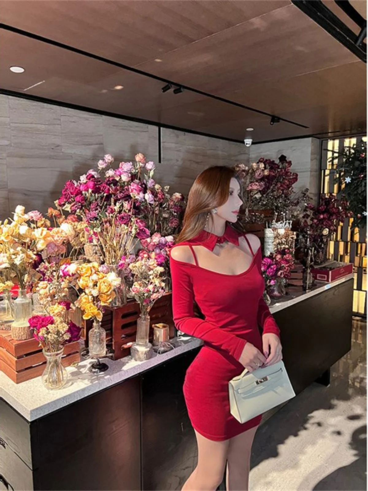 Сладкое и пряное платье с открытыми плечами воротником-поло длинными рукавами