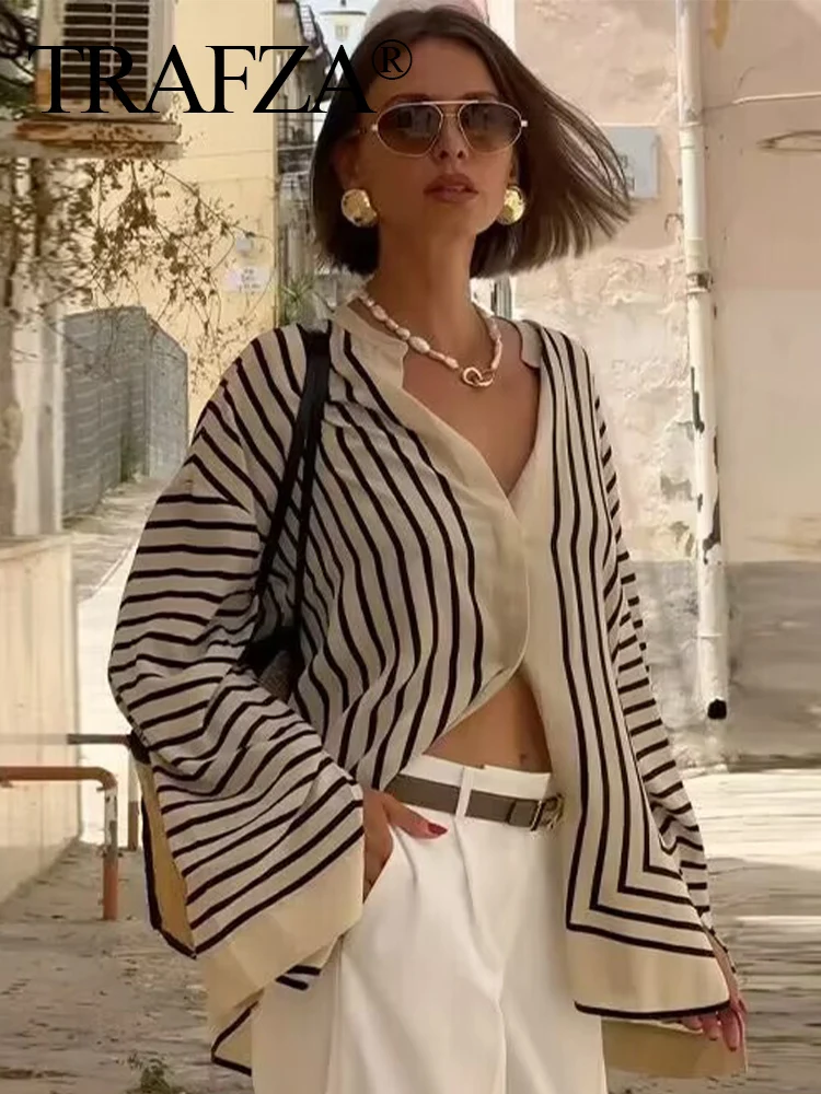 Блузка женская однобортная в полоску с круглым вырезом и длинным рукавом