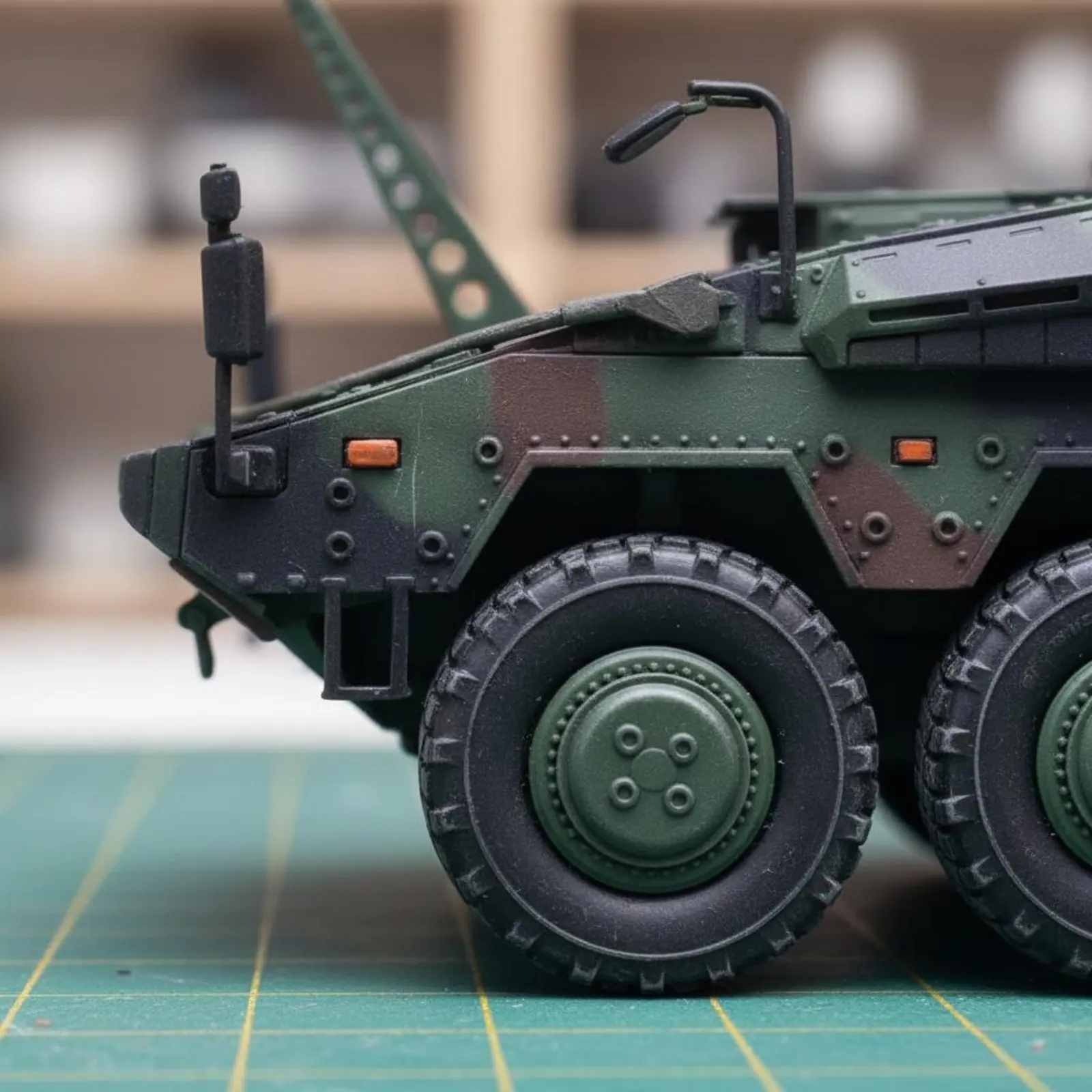 Фото Модель командного автомобиля Boxer 1:72 из сплава, коллекционная игрушка с реалистичной детализацией для коллекционеров, для демонстрации на полке №3