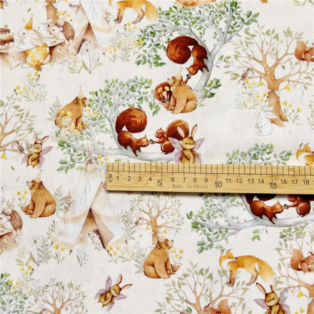Хлопчатобумажная ткань с лесными животными и белками для шитья квилтинга