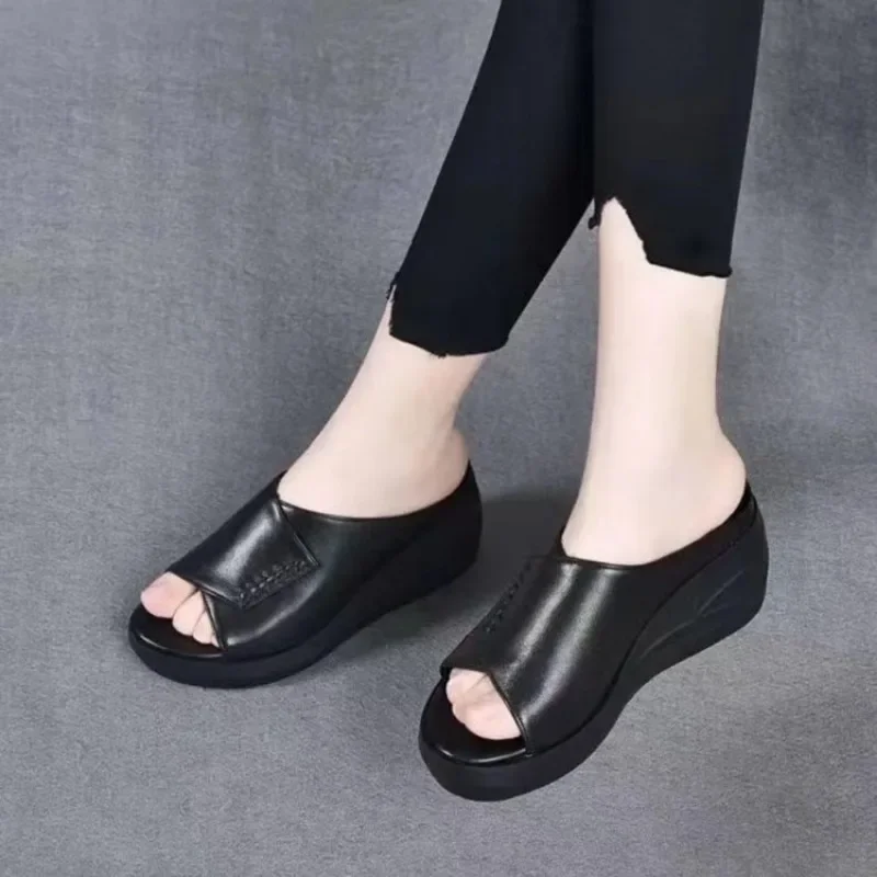 Новые шлепанцы на платформе 2024 модные женские для улицы мягкие и удобные новые