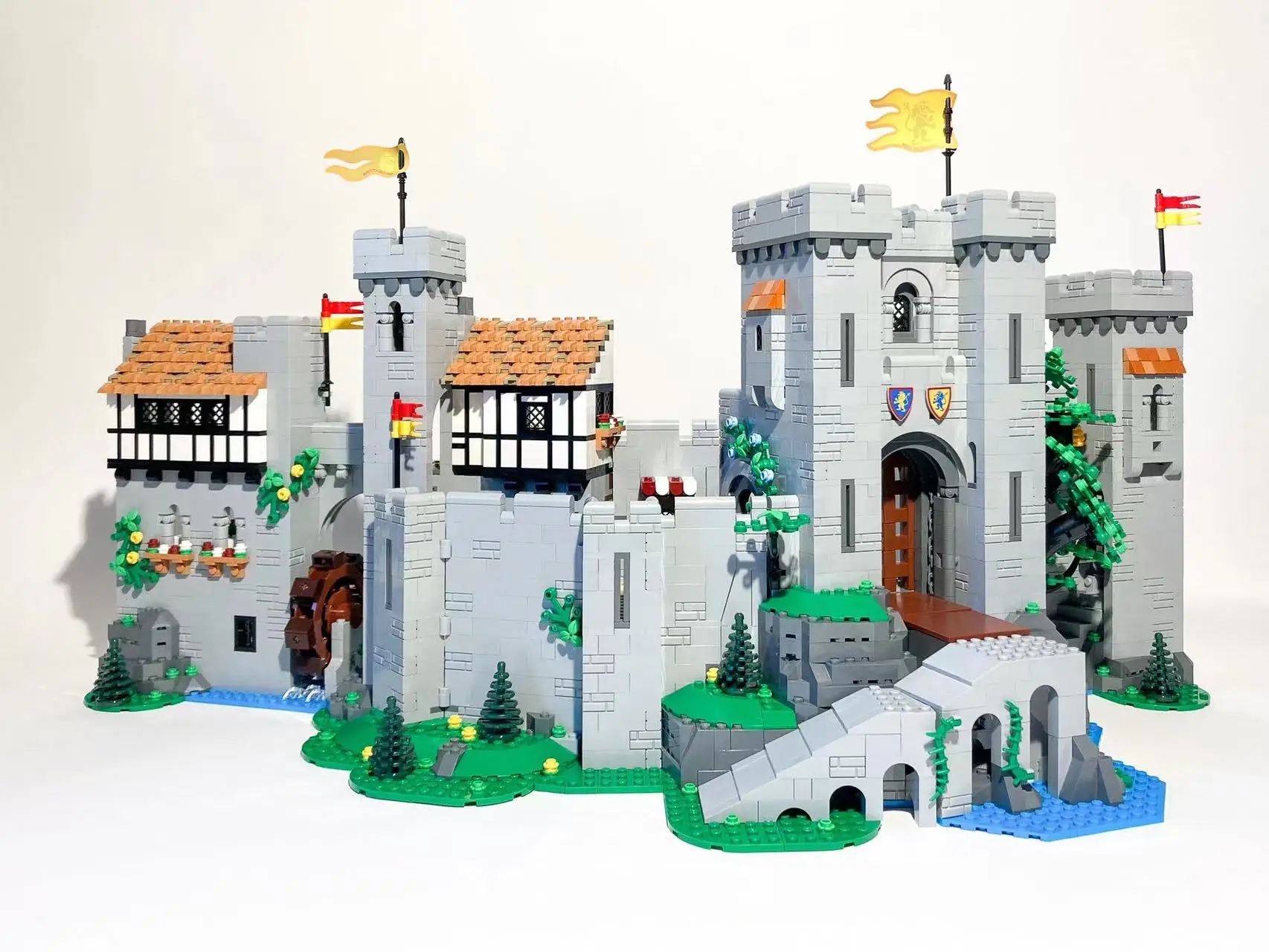 

2022 Knights Medieval Castle 10305 Building Blocks Castle Bricks Set Constuction Toys For Children Birthday Gifts