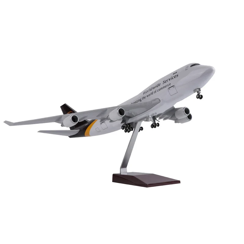 Коллекционный предмет модели самолета Boeing 747 масштаб 1/157 с фотохромными колесами