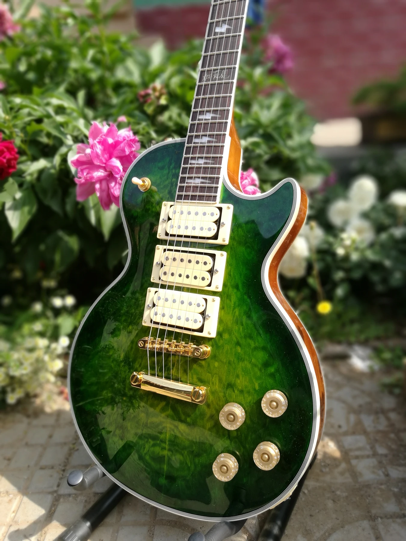 

Большое зеленое лицо цветка Kastone, молниеносный гриф, три грузовика, физическая фотография, гарантия качества